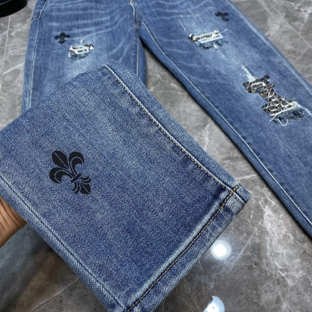 P276 Chrome Hearts🌸Jeans are here🌸 Willow cross ripped jeans. Exclusive custom weaving and dyeing. 100% pure cotton high weight denim fabric. High quality washing! After the pants are finished, do heavy enzyme stone washing and rinsing!  ✨Heavy leather embroidery➕Hand-made ruffles➕Denim whiskers✨Original hardware mold opening! Carrying various craft elements, this season’s most heavily crafted denim trousers!  Suitable for all kinds of outfits and can be worn in all seasons. Recommended color: dyed denim blue. Code numbers: S, M, L, XL